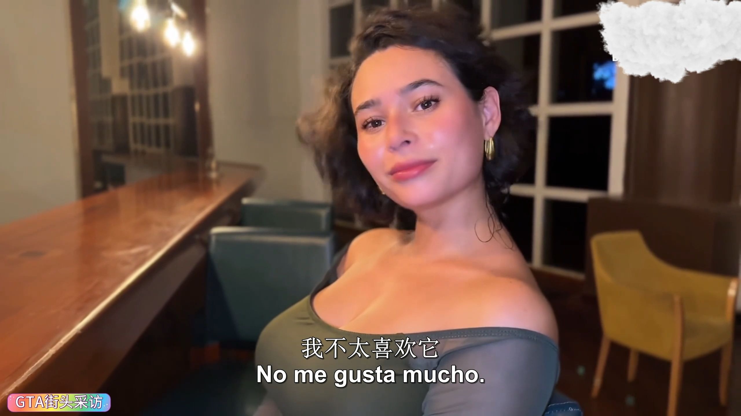 街头搭讪-齐刘海粉色盘发的长腿吊带裙主播